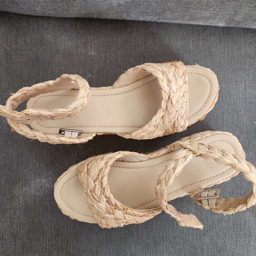 Urban Outfitters Bamboo Platforms with straps in Natural color. Size 7.